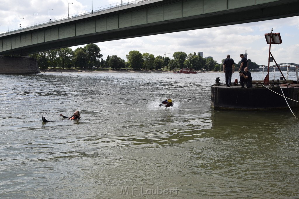 Uebung BF Taucher und Presse Koeln Zoobruecke Rhein P278.JPG - Miklos Laubert